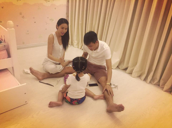 Gia đình Công Vinh vẫn quyết định giấu kín chân dung con gái nhỏ. Ảnh FBNV