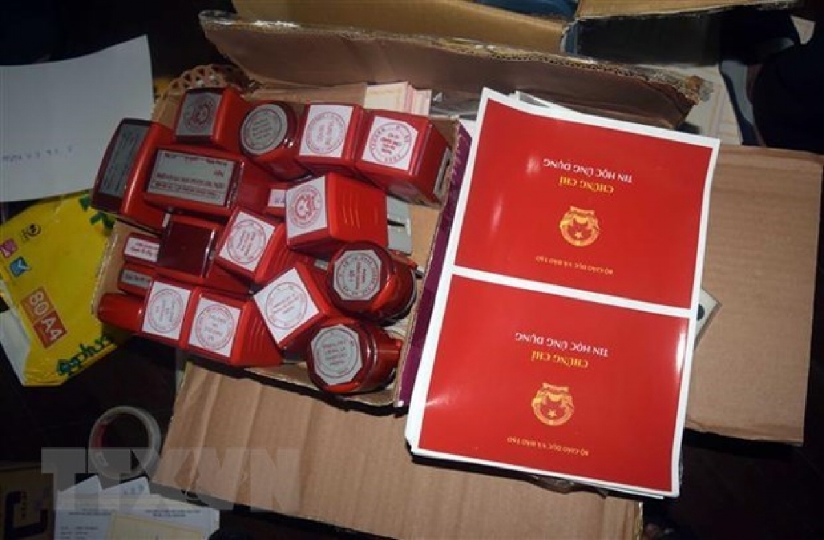 Tin tức pháp luật 24h: Lừa đảo bằng chiêu nhận làm căn cước công dân gắn chíp. Ảnh VOV