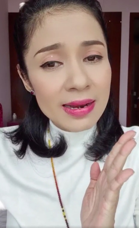 Trước đó, Việt Trinh livestream cũng bày tỏ sự bức xúc trước những ý kiến không hay về chuyện làm từ thiện. Ảnh cắt từ clip Trước đó, Việt Trinh livestream cũng bày tỏ sự bức xúc trước những ý kiến không hay về chuyện làm từ thiện. Ảnh cắt từ clip