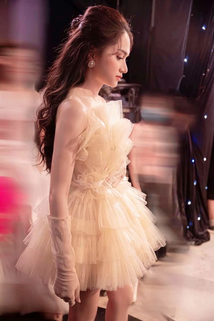 Hương Giang cũng từng nhận 'gạch đá' vì bỏ về khi đã nhận lời làm vedette. Ảnh internet