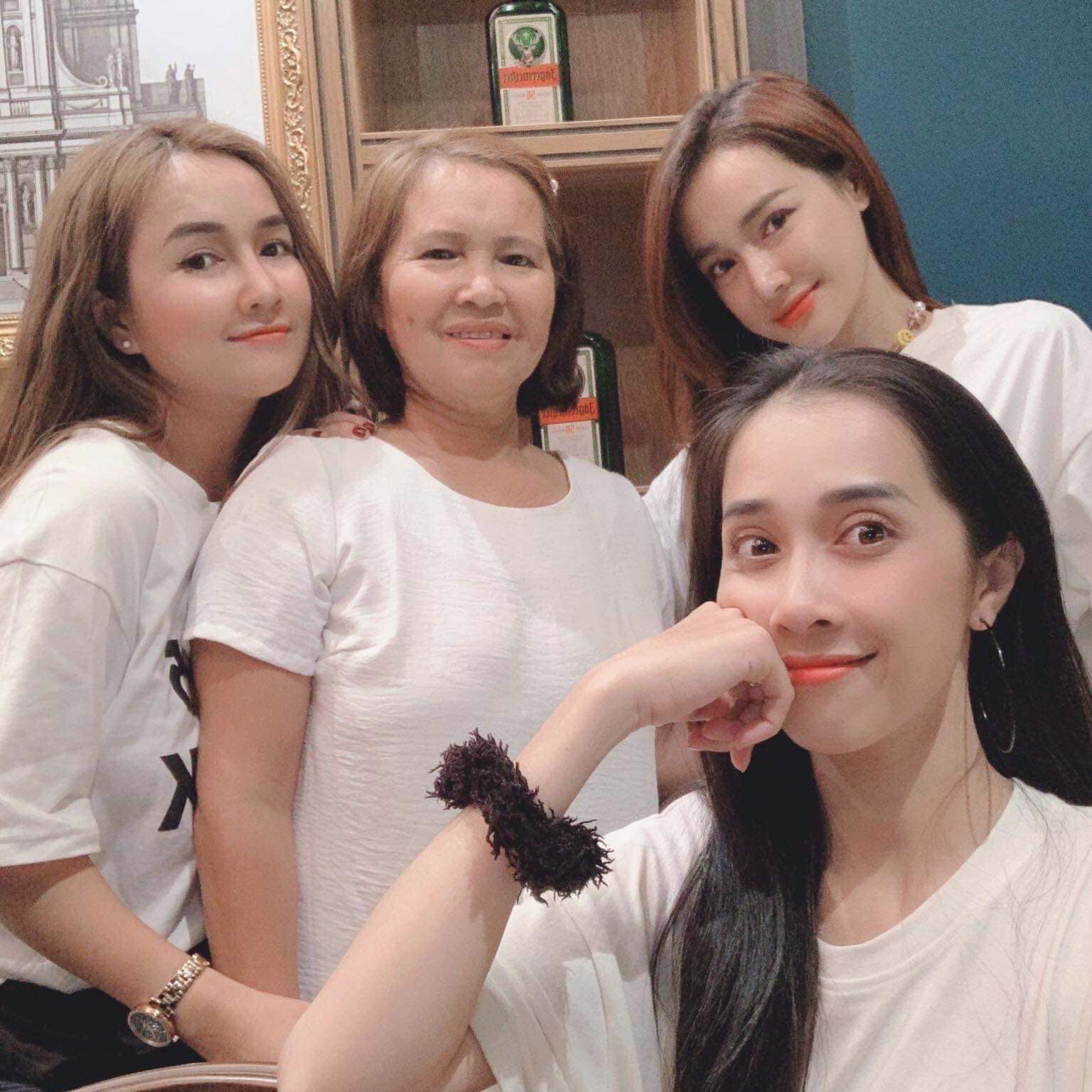 Nhan sắc đẹp bất phân thắng bại của hội chị em nhà Nhã Phương. Ảnh FBNV Nhan sắc đẹp bất phân thắng bại của hội chị em nhà Nhã Phương. Ảnh FBNV