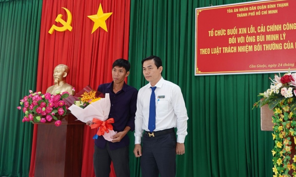 Tin tức pháp luật 24h: Tòa án công khai xin lỗi cựu Bí thư đoàn ở Long An vì bị kết án oan. Ảnh VOV Tin tức pháp luật 24h: Tòa án công khai xin lỗi cựu Bí thư đoàn ở Long An vì bị kết án oan. Ảnh VOV