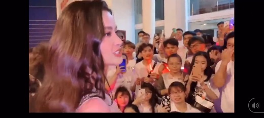 Dù được quay bằng camera thường, Đông Nhi vẫn rất xinh đẹp. Ảnh cắt từ clip