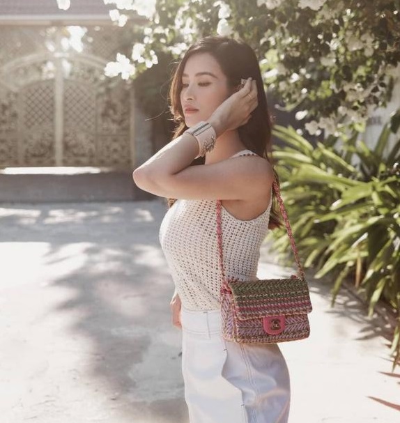 Sắc vóc thon gọn của Đông Nhi sau khi sinh con gái. Ảnh FBNV