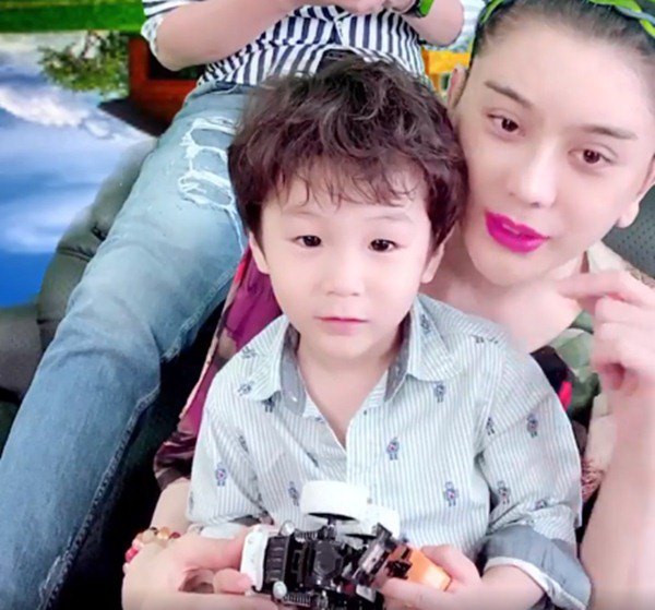Lâm Khánh Chi cho biết con trai quấn bố hơn cả mẹ. Ảnh internet Lâm Khánh Chi cho biết con trai quấn bố hơn cả mẹ. Ảnh internet