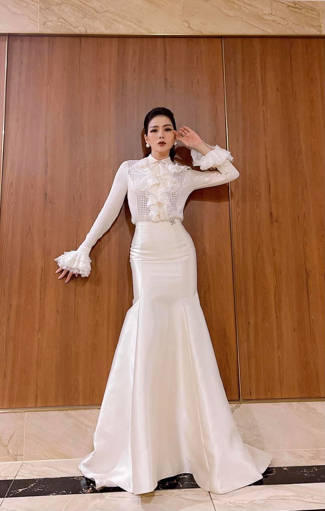 Lệ Quyên thì lại cho rằng, cô hài lòng với sắc vóc hiện tại của mình. Ảnh FBNV Lệ Quyên thì lại cho rằng, cô hài lòng với sắc vóc hiện tại của mình. Ảnh FBNV