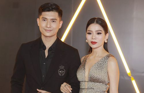 Lệ Quyên và Lâm Bảo Châu thoải mái thể hiện tình cảm trước truyền thông. Ảnh internet Lệ Quyên và Lâm Bảo Châu thoải mái thể hiện tình cảm trước truyền thông. Ảnh internet