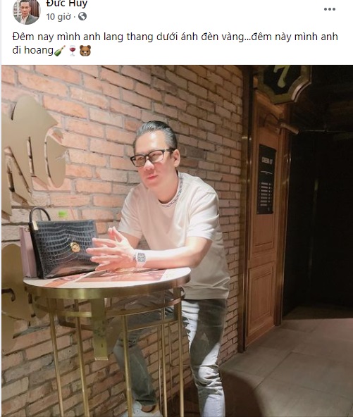 Giữa đêm than cô đơn, chồng cũ Lệ Quyên để lộ dấu vết yêu đương bên tình trẻ kém 27 tuổi. Đó chính là chiếc túi xách hiện hữu ở trên bàn. Ảnh FBNV