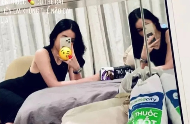 Chiếc ốp điện thoại nghi có hình của chồng cũ Lệ Quyên mà Cẩm Đan đang cầm trên tay. Ảnh FBNV