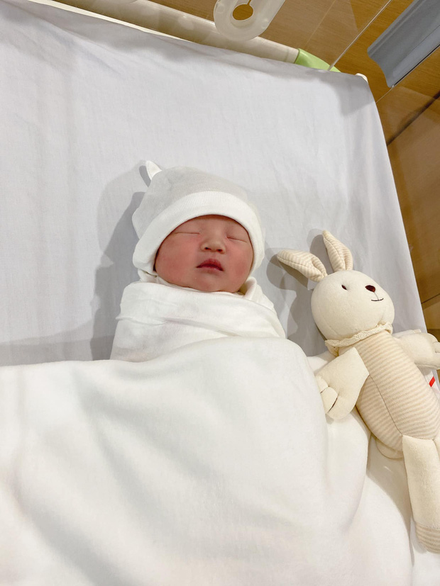 Lần đầu tiên, Đàm Thu Trang công khai hình ảnh ái nữ khi vừa chào đời. Ảnh FBNV Lần đầu tiên, Đàm Thu Trang công khai hình ảnh ái nữ khi vừa chào đời. Ảnh FBNV