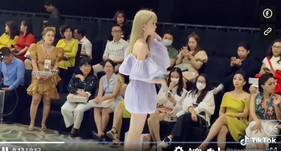 Thiều Bảo Trâm tự tin trên thảm đỏ. Ảnh cắt từ clip Thiều Bảo Trâm tự tin trên thảm đỏ. Ảnh cắt từ clip