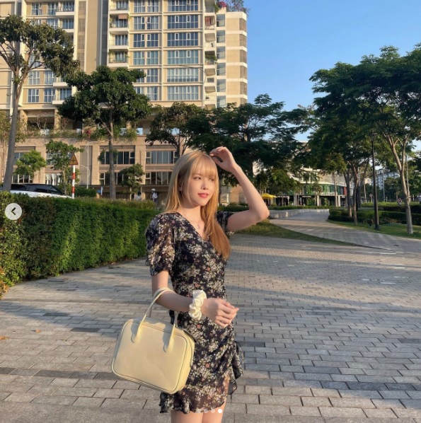 Thiều Bảo Trâm khoe nhan sắc xinh đẹp bên chiếc túi xách mới cứng. Ảnh IGNV Thiều Bảo Trâm khoe nhan sắc xinh đẹp bên chiếc túi xách mới cứng. Ảnh IGNV