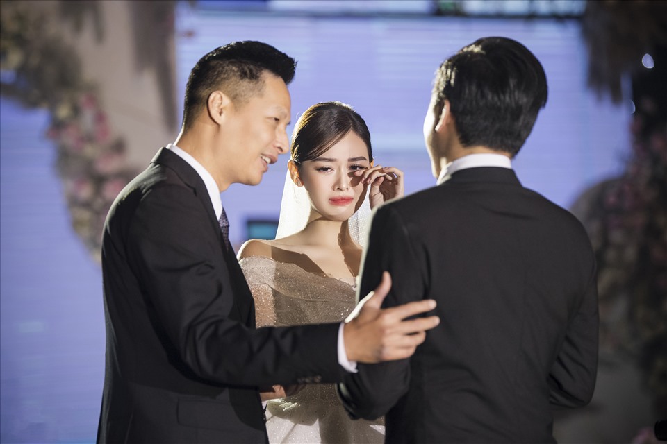 Á hậu Tường San trong ngày cưới vẫn một mực giấu kín chân dung chú rể. Ảnh internet Á hậu Tường San trong ngày cưới vẫn một mực giấu kín chân dung chú rể. Ảnh internet