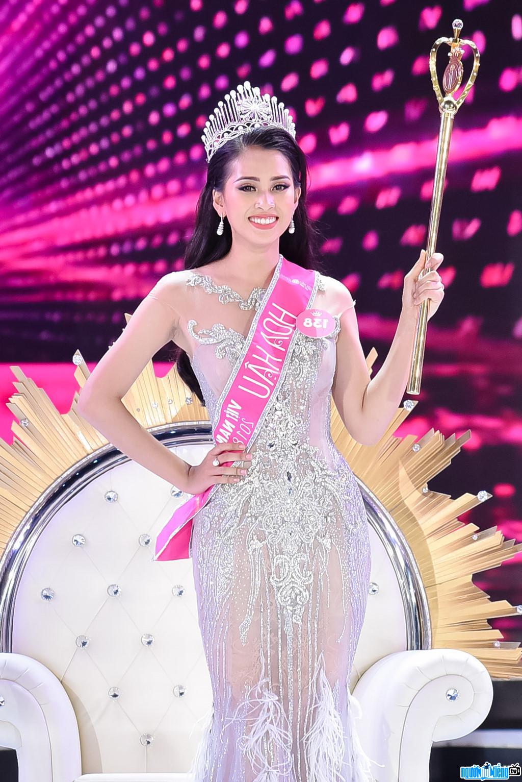 Hoa hậu Tiểu Vy sở hữu nhan sắc xinh đẹp và nhận được lời khen của công chúng từ những ngày đầu tham gia đấu trường nhan sắc. Ảnh internet Hoa hậu Tiểu Vy sở hữu nhan sắc xinh đẹp và nhận được lời khen của công chúng từ những ngày đầu tham gia đấu trường nhan sắc. Ảnh internet