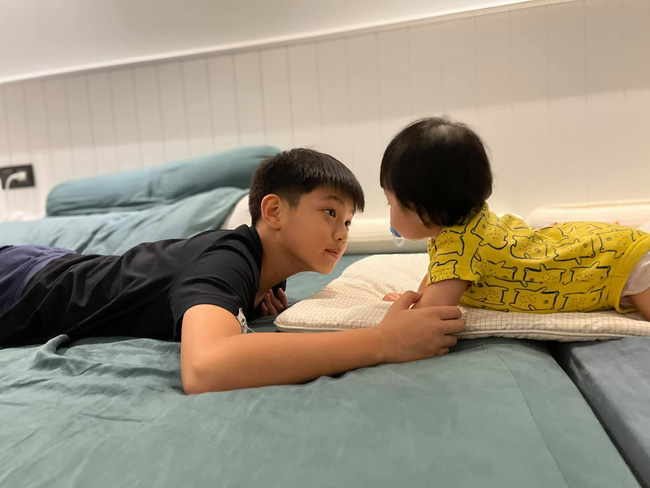 'Tan chảy' với khoảnh khắc Subeo trìu mến bên em gái cùng cha khác mẹ. Ảnh FBNV 'Tan chảy' với khoảnh khắc Subeo trìu mến bên em gái cùng cha khác mẹ. Ảnh FBNV