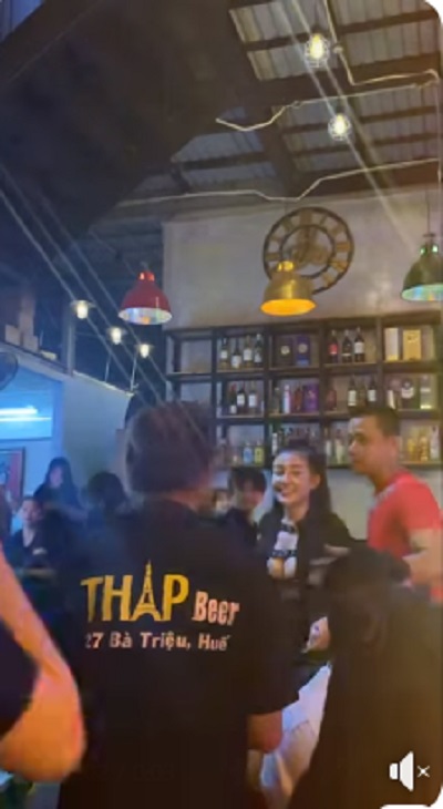 Dù quay bằng camera thường nhưng Ngân 98 vẫn rất xinh đẹp. Ảnh cắt từ clip Dù quay bằng camera thường nhưng Ngân 98 vẫn rất xinh đẹp. Ảnh cắt từ clip