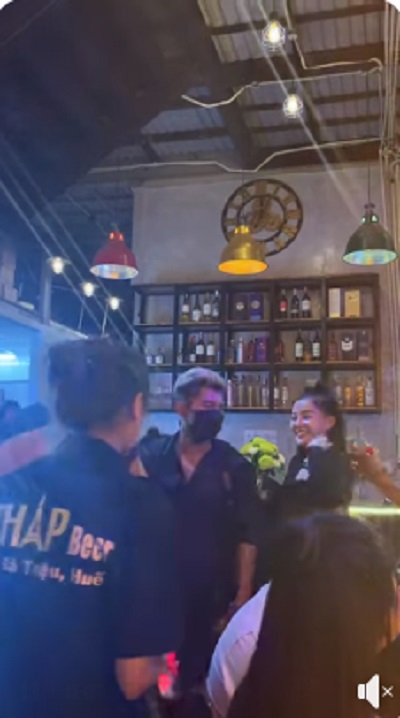 Lương Bằng Quang hộ tống Ngân 98 đi diễn, cô nàng cười tươi rói. Ảnh cắt từ clip Lương Bằng Quang hộ tống Ngân 98 đi diễn, cô nàng cười tươi rói. Ảnh cắt từ clip