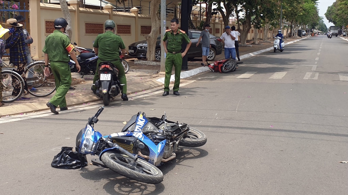 Tin tức pháp luật 24h: Bị cướp tấn công, người phụ nữ dũng cảm giằng co lấy lại tài sản. Ảnh VOV Tin tức pháp luật 24h: Bị cướp tấn công, người phụ nữ dũng cảm giằng co lấy lại tài sản. Ảnh VOV