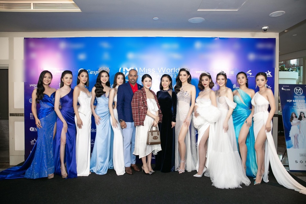 Ở góc chụp chính giữa, Đỗ Mỹ Linh cũng gần như bị khuất. Ảnh internet