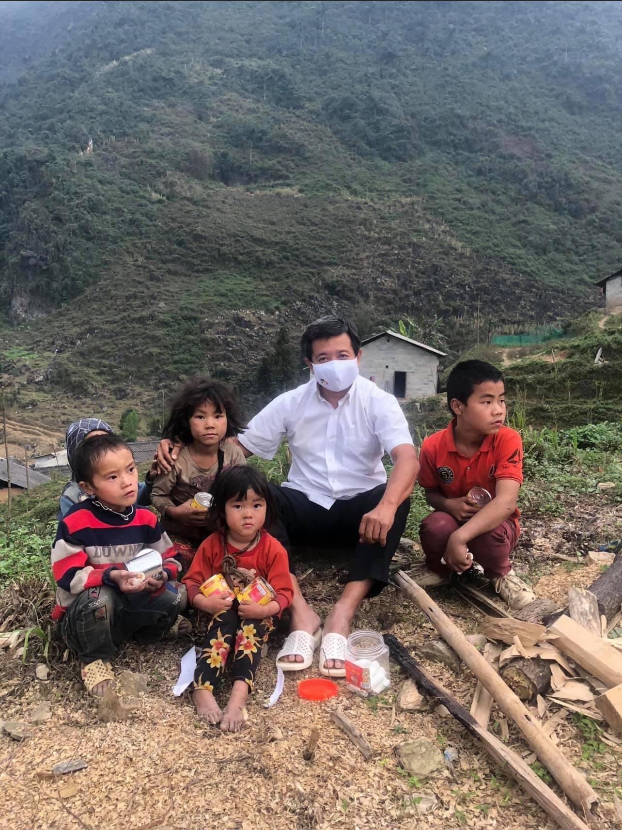 Ông Đoàn Ngọc Hải bên trẻ em vùng cao. Ảnh FBNV Ông Đoàn Ngọc Hải bên trẻ em vùng cao. Ảnh FBNV