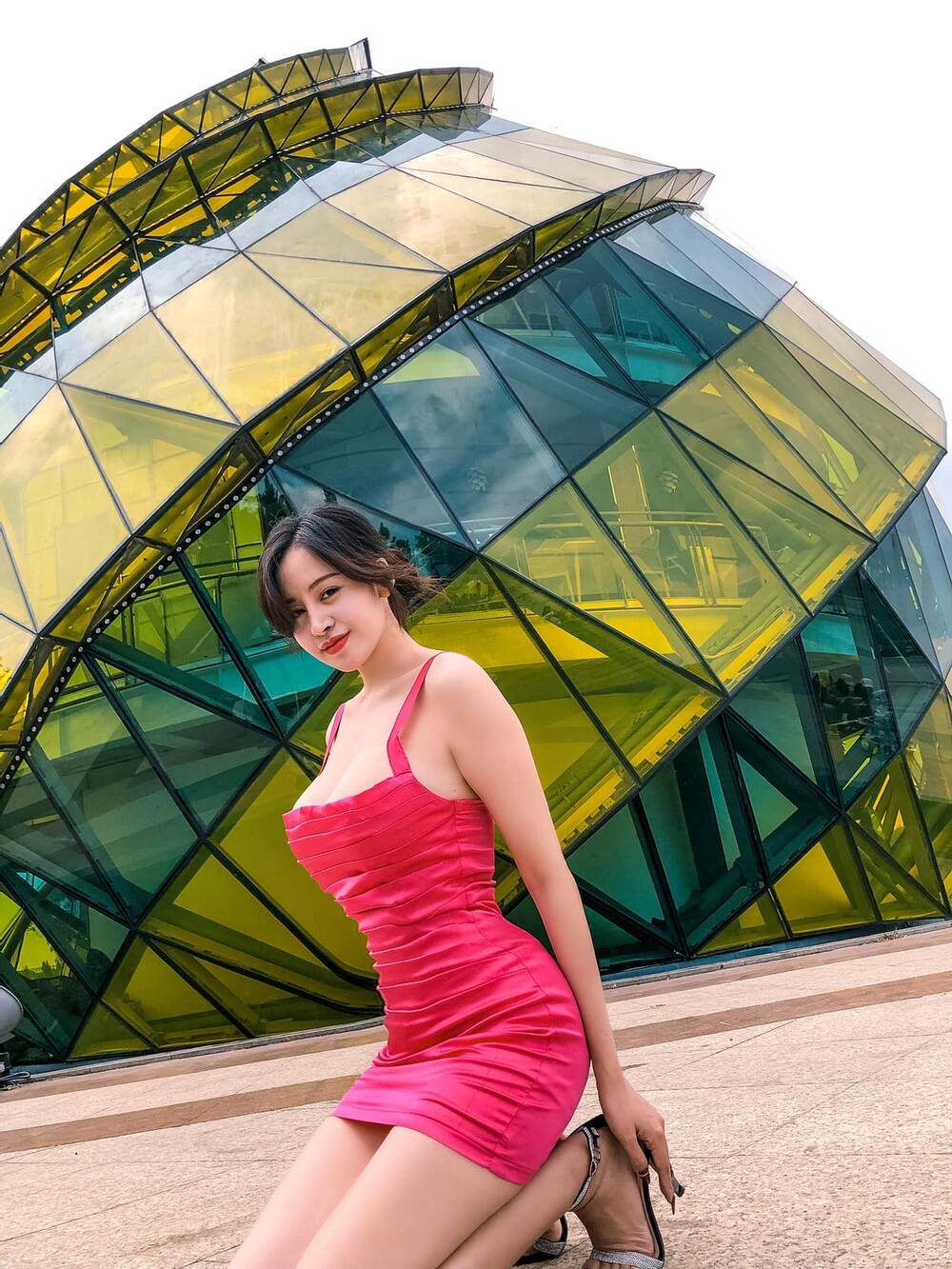 Bà Tưng khẳng định nhan sắc không thể lẫn vào đâu giữa 'rừng' hot girl. Ảnh FBNV Bà Tưng khẳng định nhan sắc không thể lẫn vào đâu giữa 'rừng' hot girl. Ảnh FBNV