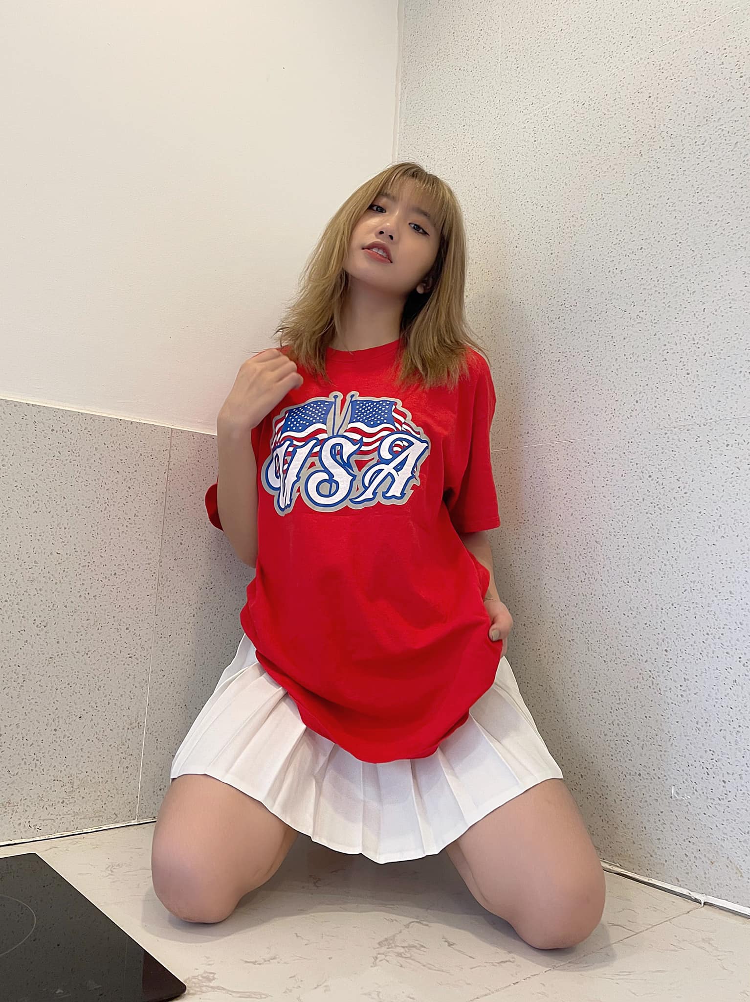 Hotgirl Tiktok Lê Thị Khánh Huyền diện đồ trẻ trung kết hợp áo phông và chân váy năng động. Ảnh FBNV Hotgirl Tiktok Lê Thị Khánh Huyền diện đồ trẻ trung kết hợp áo phông và chân váy năng động. Ảnh FBNV