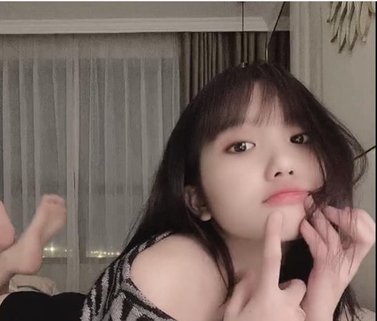 Dù còn trẻ nhưng hotgirl tiktok Lê Thị Khánh Huyền lại không ngại khoe những khoảnh khắc tế nhị lên mạng xã hội. Ảnh FBNV Dù còn trẻ nhưng hotgirl tiktok Lê Thị Khánh Huyền lại không ngại khoe những khoảnh khắc tế nhị lên mạng xã hội. Ảnh FBNV