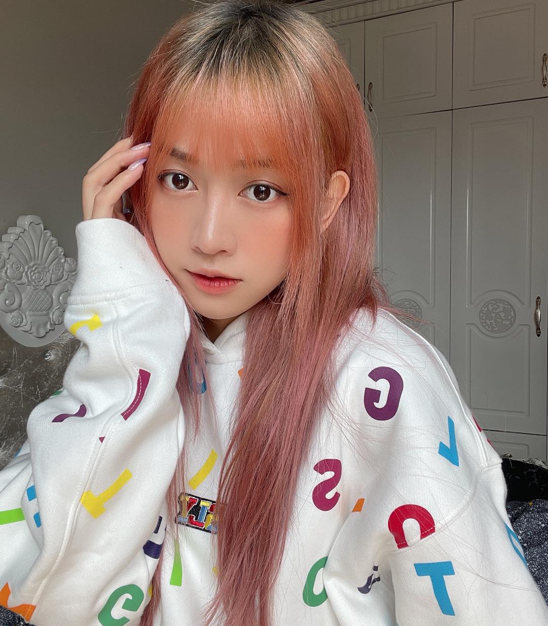 Diện áo vest xẻ sâu hun hút, hotgirl Tiktok Lê Bống khoe sắc vóc chuẩn không cần chỉnh - Ảnh 1 Diện áo vest xẻ sâu hun hút, hotgirl Tiktok Lê Bống khoe sắc vóc chuẩn không cần chỉnh - Ảnh 1
