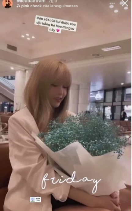 Thiều Bảo Trâm khoe bó hoa được ai đó tặng khiến fan đồn đoán một là của Sơn Tùng hai là của Tuấn Trần. Ảnh IGNV Thiều Bảo Trâm khoe bó hoa được ai đó tặng khiến fan đồn đoán một là của Sơn Tùng hai là của Tuấn Trần. Ảnh IGNV