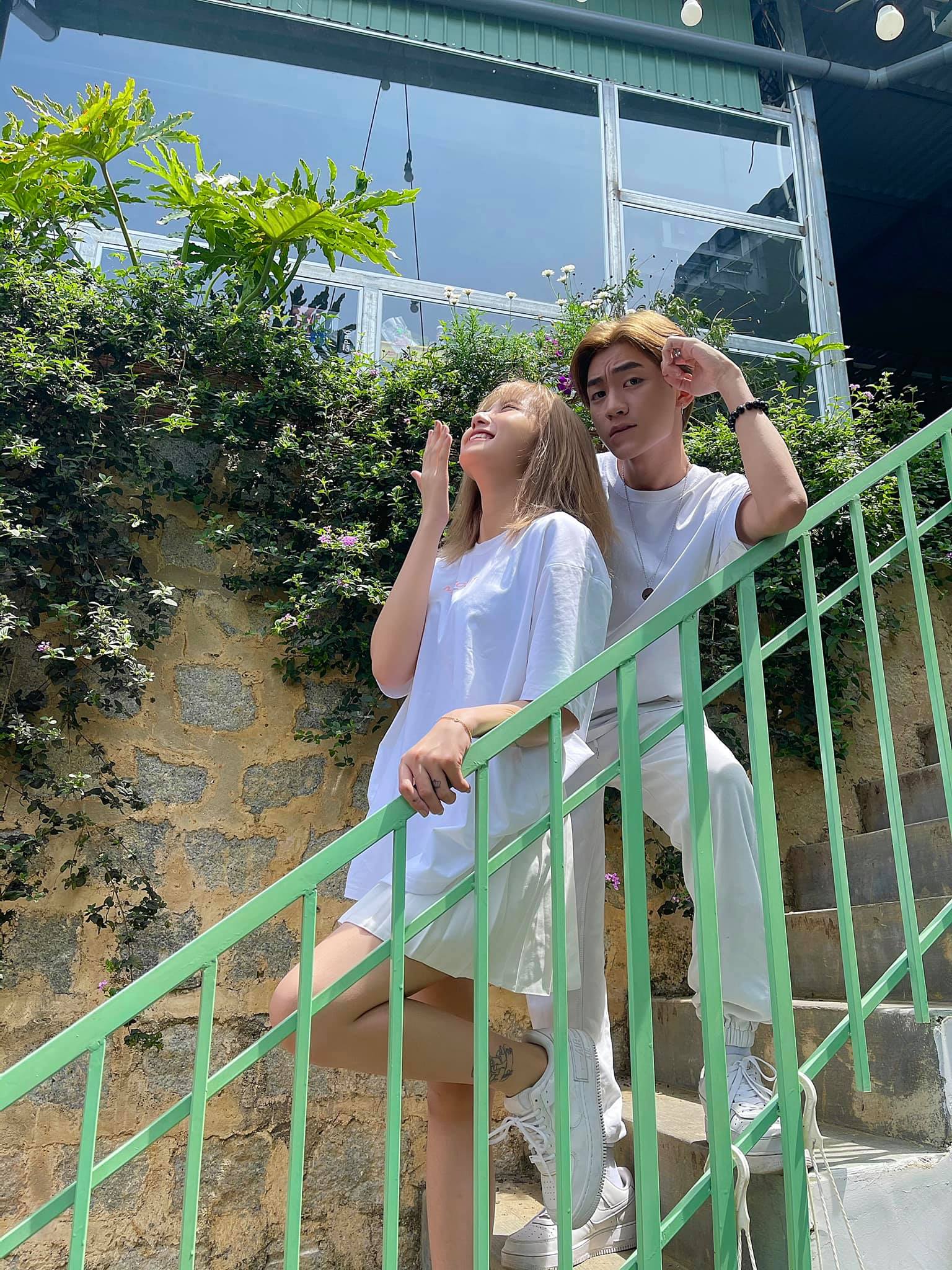 Hotgirl tiktok Lê Thị Khánh Huyền và chàng trai lạ mặt này cùng diện đồ tông xuyệt tông với nhau. Ảnh FBNV Hotgirl tiktok Lê Thị Khánh Huyền và chàng trai lạ mặt này cùng diện đồ tông xuyệt tông với nhau. Ảnh FBNV