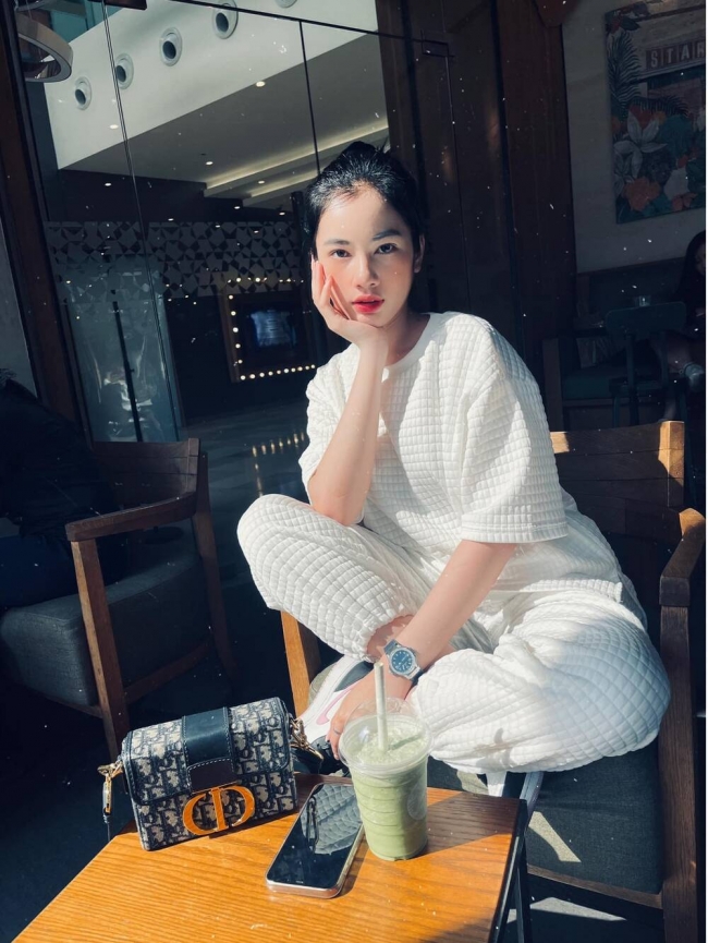 Không chỉ lên hương nhan sắc, Cẩm Đan còn chính thức bước vào cuộc sống sang chảnh ngập trong đồ hiệu. Ảnh FBNV Không chỉ lên hương nhan sắc, Cẩm Đan còn chính thức bước vào cuộc sống sang chảnh ngập trong đồ hiệu. Ảnh FBNV