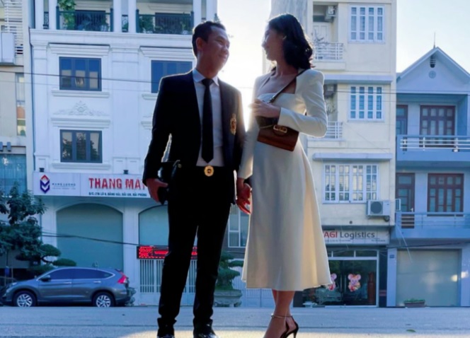 Cẩm Đan tay trong tay với người tình tin đồn kém 27 tuổi. Ảnh internet Cẩm Đan tay trong tay với người tình tin đồn kém 27 tuổi. Ảnh internet