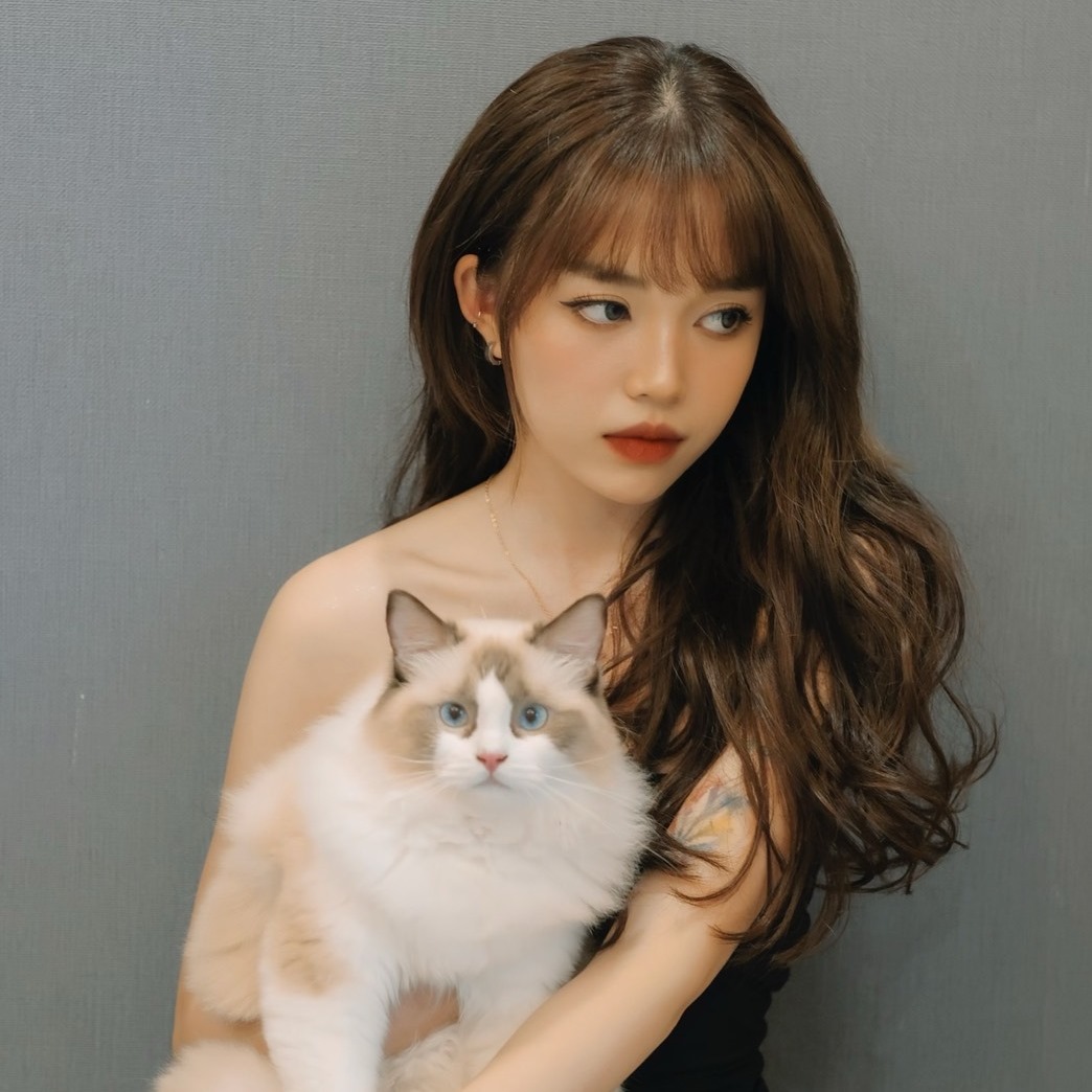 Yếu tố tạo nên sức hút của cô nàng streamer sinh năm 1996 này không chỉ là tài năng, nhan sắc trẻ trung, xinh đẹp mà còn ở lối nói chuyện có duyên mà không kém phần 'cà khịa'. Ảnh FBNV