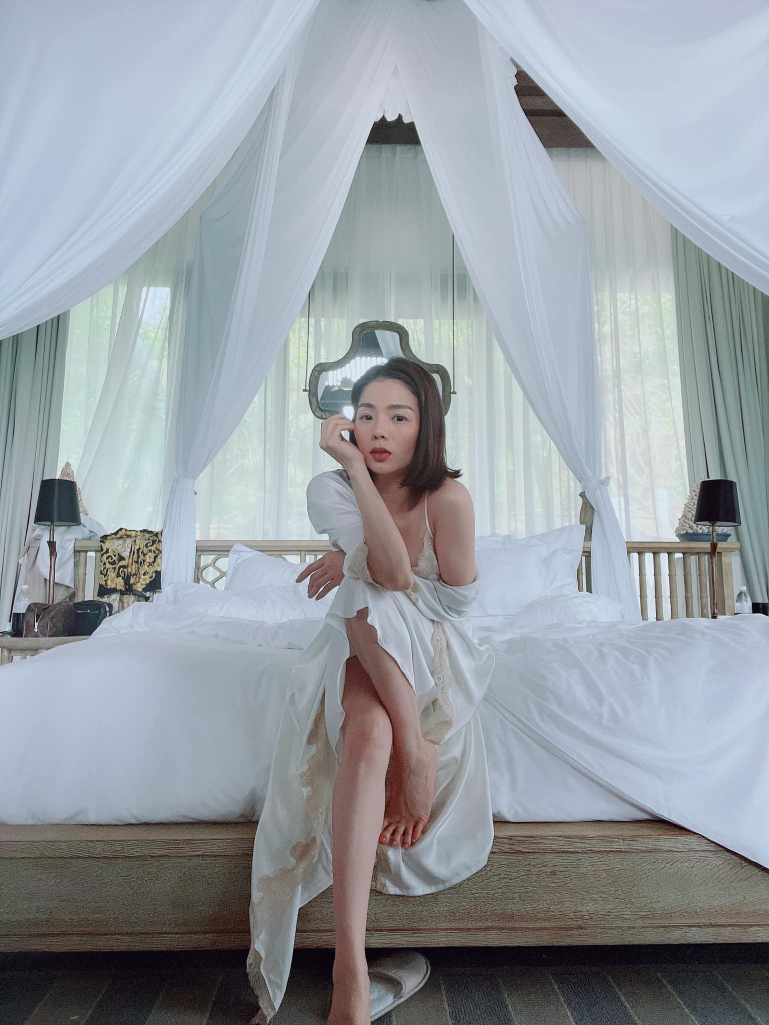 Lệ Quyên khoe nhan sắc hờ hững và không khó để đoán ra ai là người chụp ảnh cho nữ ca sĩ. Ảnh FBNV