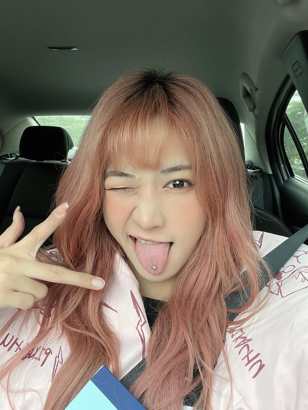 Hot Tiktoker Lê Bống chơi trội đeo khuyên ở vị trí lưỡi tiềm ẩn nhiều nguy cơ liên quan đến sức khỏe. Ảnh FBNV