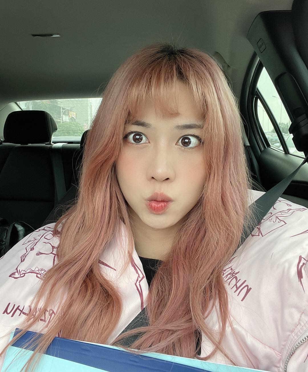 Fan không khỏi lo lắng cho nàng Tiktoker Lê Bống khi quyết định chơi trội đến vậy. Ảnh FBNV