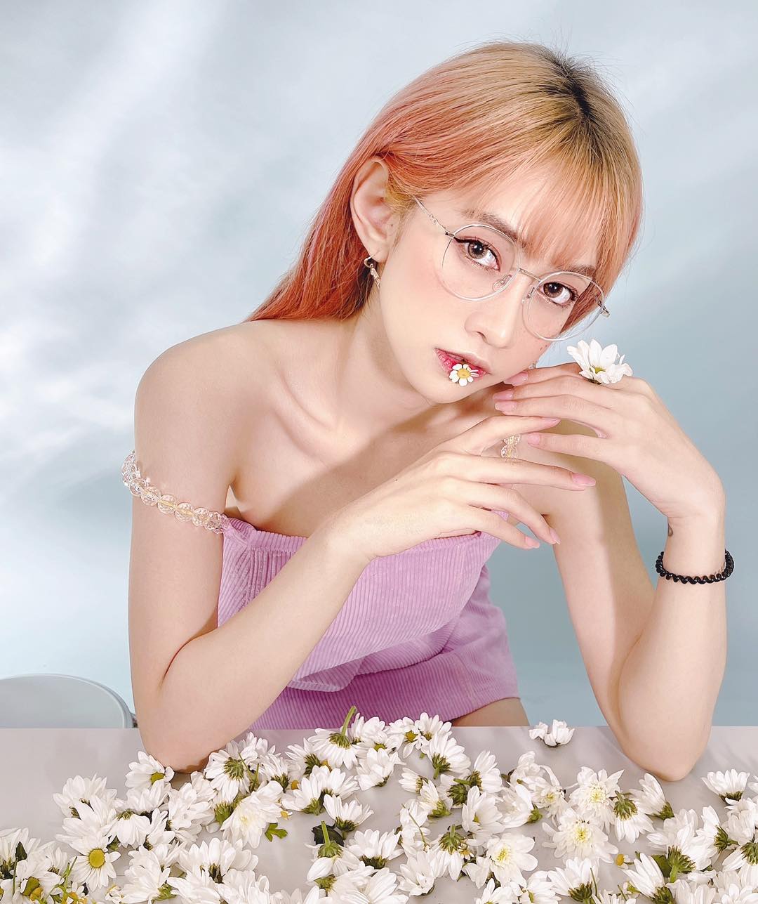 Hot Tiktoker Lê Bống chơi trội đeo khuyên ở vị trí không ai ngờ tới khiến fan lo lắng - Ảnh 1