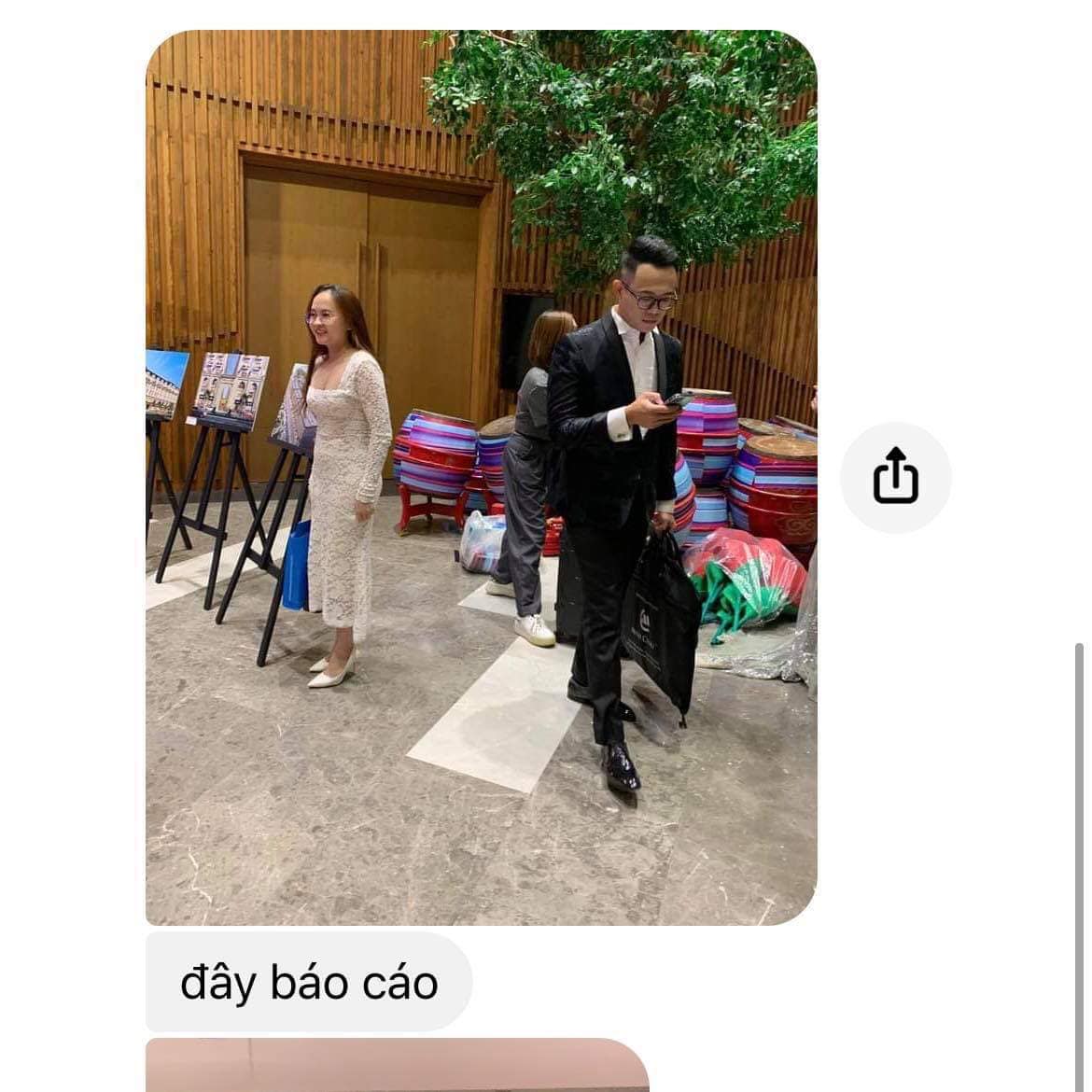 Thế này thì MC Đức Bảo đâu dám làm gì sau lưng bà xã được. Ảnh FBNV