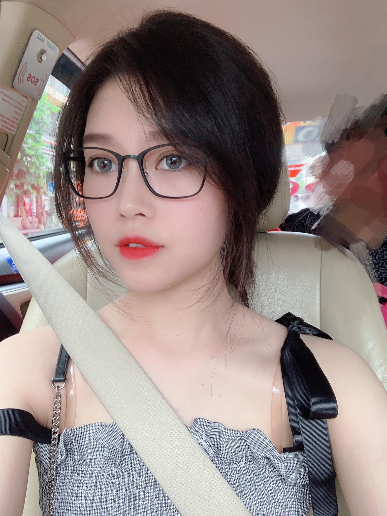 Sở hữu nụ cười tươi rói, làn da trắng và sắc vóc chuẩn không cần chỉnh, Thủy Tiên trở thành nữ streamer hot nhất nhì trong giới. Ảnh FBNV