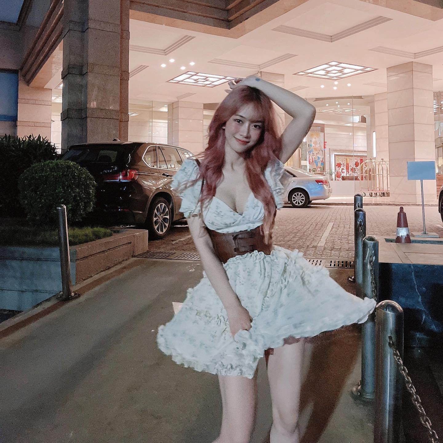 Tung tẩy diện váy xòe ngắn, hot Tiktoker Lê Bống bị gió thổi bay vội dùng tay che chắn. Ảnh FBNV