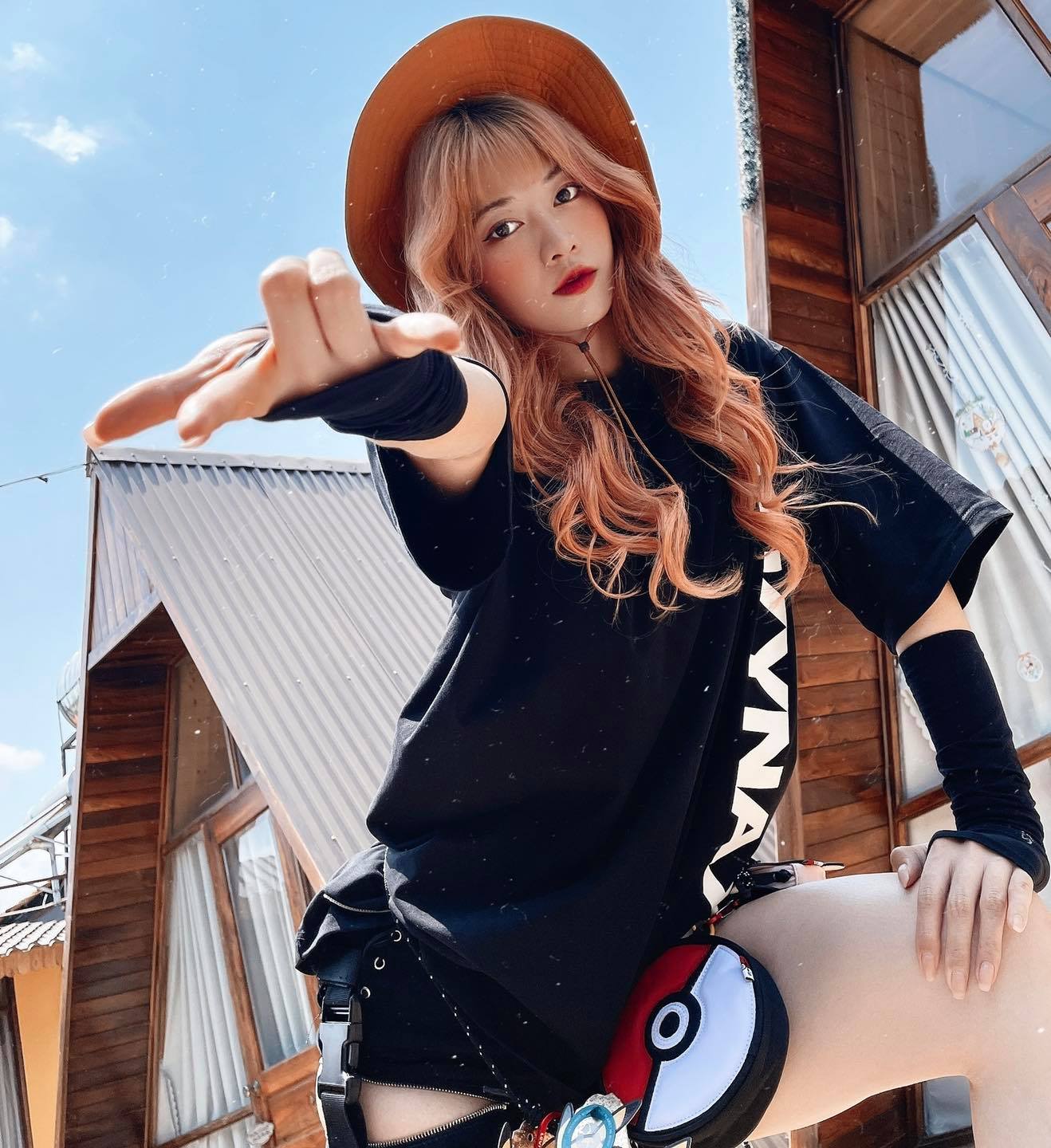 Lê Bống sở hữu nhan sắc xinh đẹp và quyến rũ. Ảnh FBNV