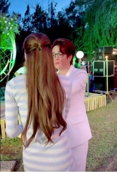 Bùi Anh Tuấn bật khóc như một đứa trẻ vì nhớ Hồ Ngọc Hà. Ảnh cắt từ clip Bùi Anh Tuấn bật khóc như một đứa trẻ vì nhớ Hồ Ngọc Hà. Ảnh cắt từ clip