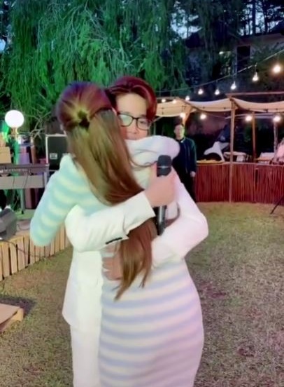 Bùi Anh Tuấn ôm chặt lấy Hồ Ngọc Hà sau khi gặp lại. Ảnh cắt từ clip Bùi Anh Tuấn ôm chặt lấy Hồ Ngọc Hà sau khi gặp lại. Ảnh cắt từ clip