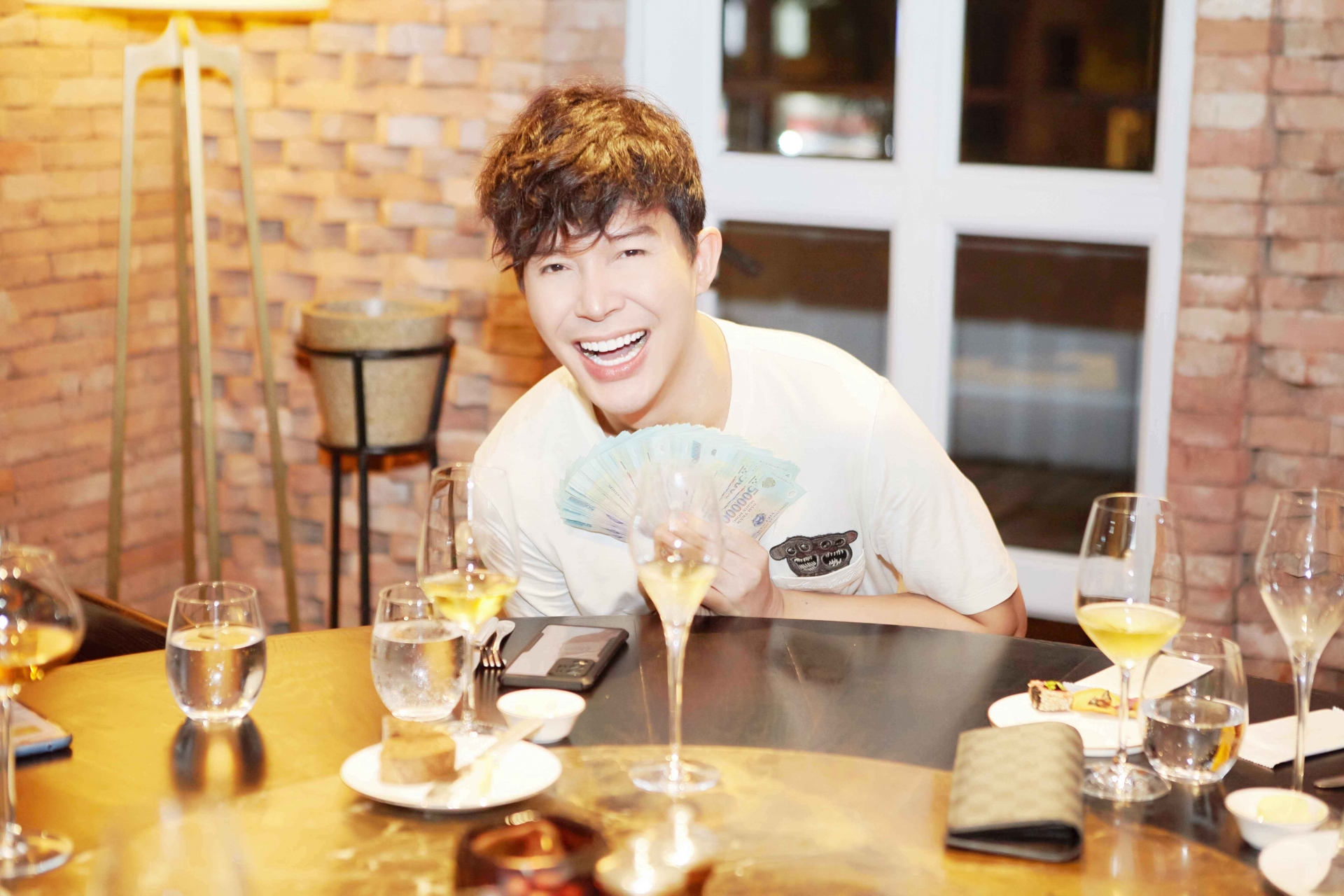 Nathan Lee rút cả xấp tiền tặng fan. Ảnh internet