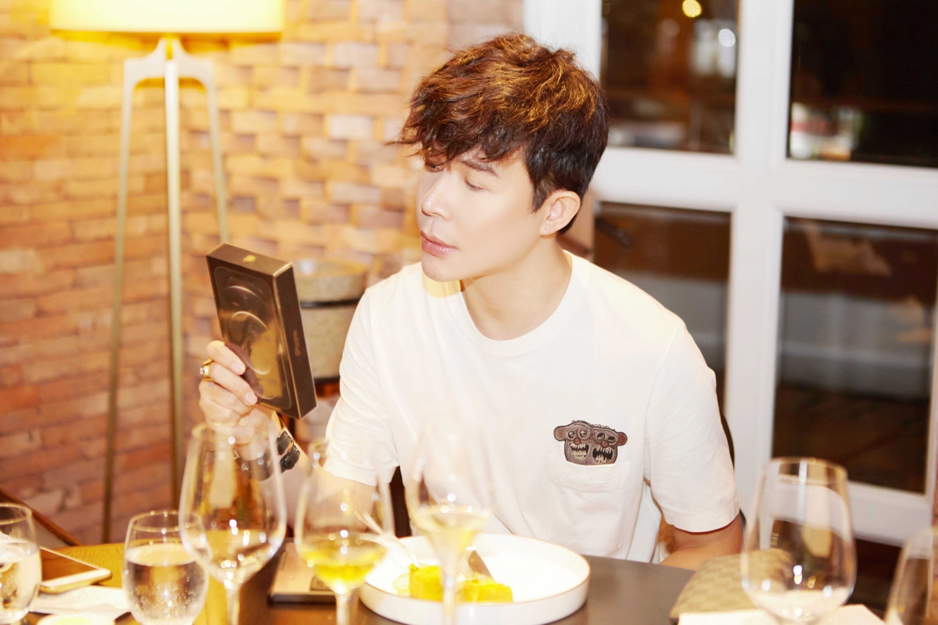 Nathan Lee còn vung tiền mua điện thoại ngay tại bàn ăn. Ảnh internet