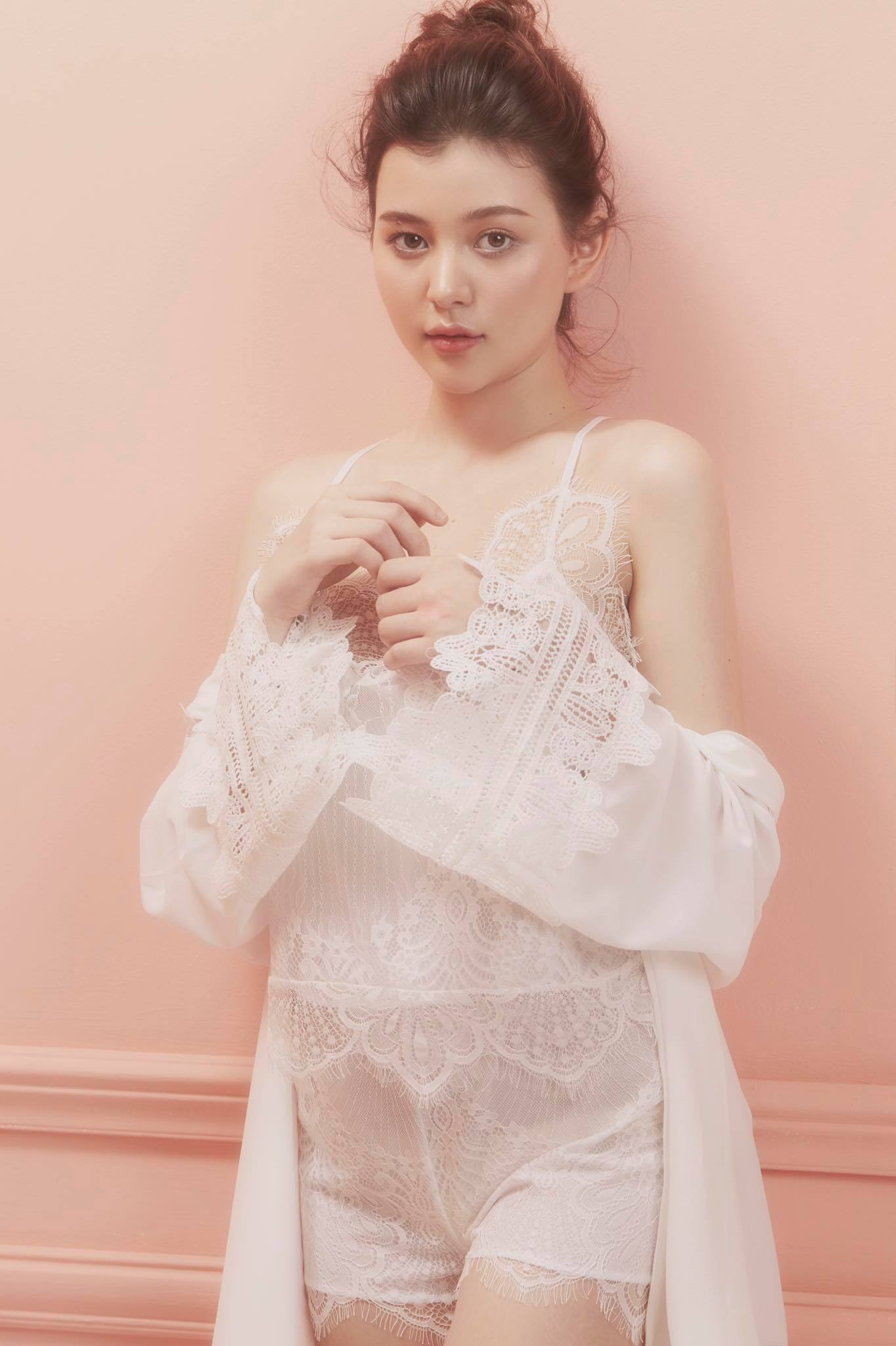 Hotgirl múp míp Sunna Nhật Anh khoe nhan sắc cuốn hút trong bộ đồ ngủ mỏng manh. Ảnh FBNV Hotgirl múp míp Sunna Nhật Anh khoe nhan sắc cuốn hút trong bộ đồ ngủ mỏng manh. Ảnh FBNV