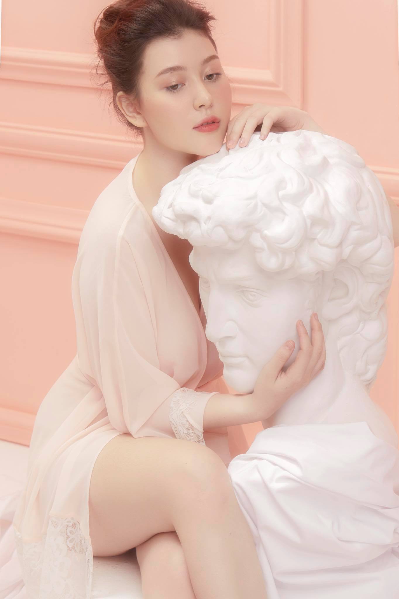 Nổi tiếng phóng khoáng, hotgirl múp míp Sunna thường diện những bộ đồ hờ hững để khoe trọn sắc vóc. Ảnh FBNV Nổi tiếng phóng khoáng, hotgirl múp míp Sunna thường diện những bộ đồ hờ hững để khoe trọn sắc vóc. Ảnh FBNV