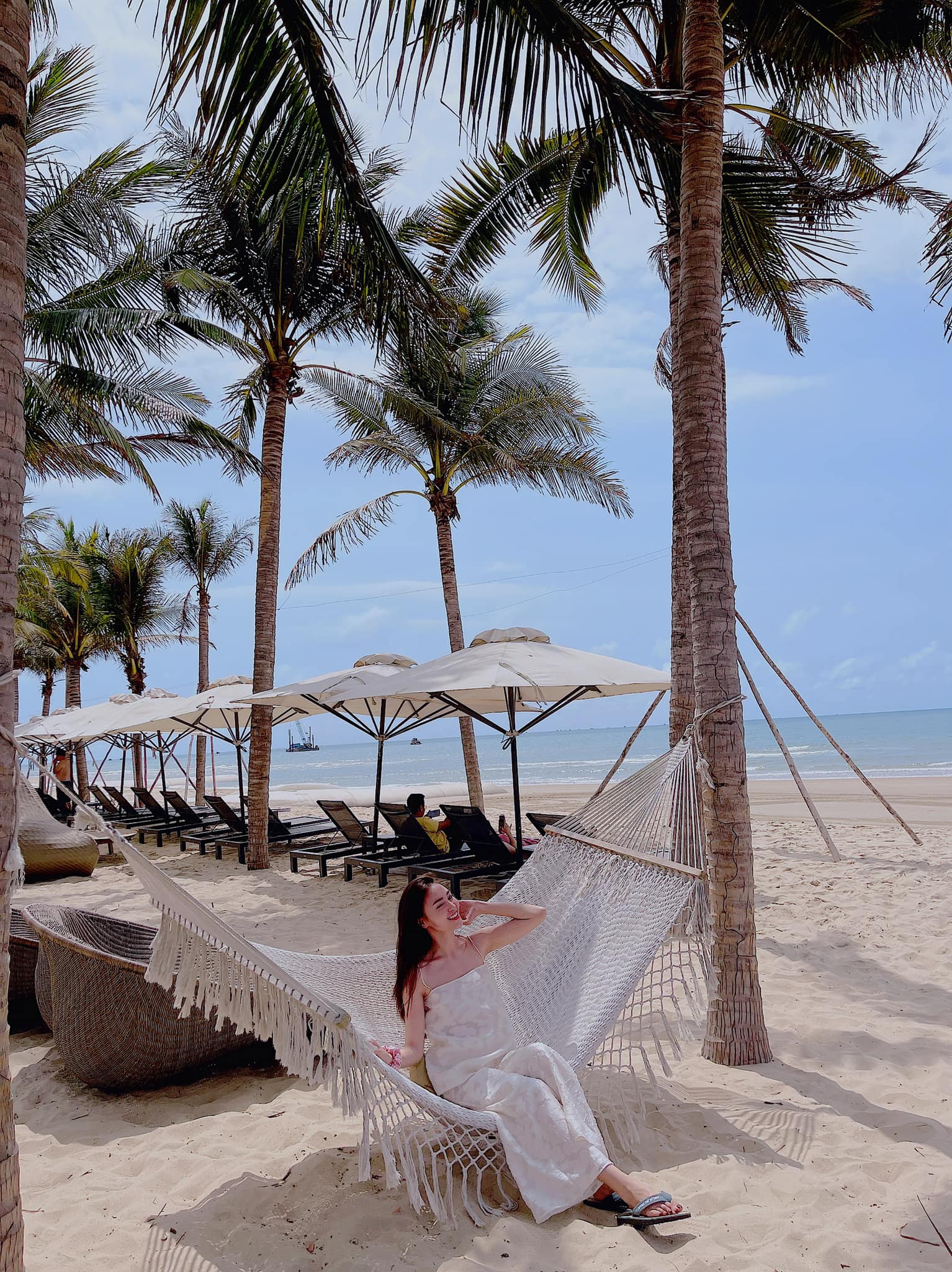 Khoảnh khắc hậu trường gây tò mò của Ninh Dương Lan Ngọc sau ồn ào clip - Ảnh 2