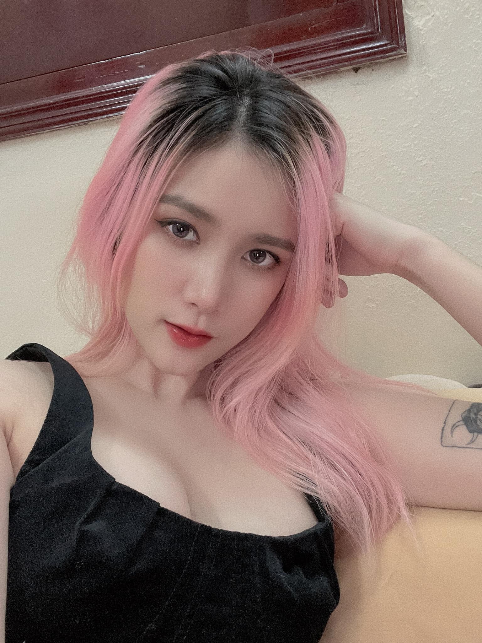 Chân dung cô gái công khai tán tỉnh bạn trai cũ của Linh Ngọc Đàm trên sóng livestream. Ảnh FBNV Chân dung cô gái công khai tán tỉnh bạn trai cũ của Linh Ngọc Đàm trên sóng livestream. Ảnh FBNV