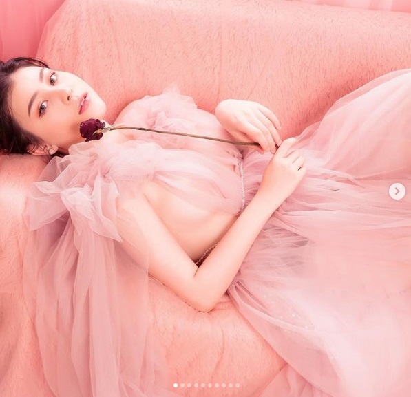 Hotgirl múp míp Sunna Nhật Anh khoe nhan sắc ngọt ngào trong bộ váy mỏng manh. Ảnh IGNV